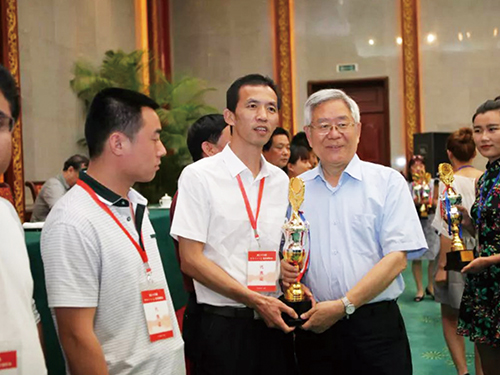 国家领导人张思卿为方DG视讯董事长颁发奖杯